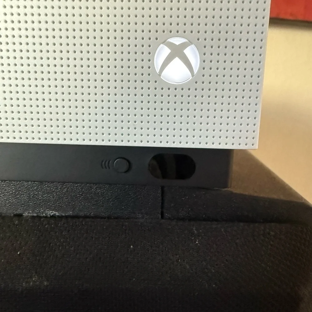 Xbox One S 1TB + 3 Wireless Controllers + Quick Charge Set